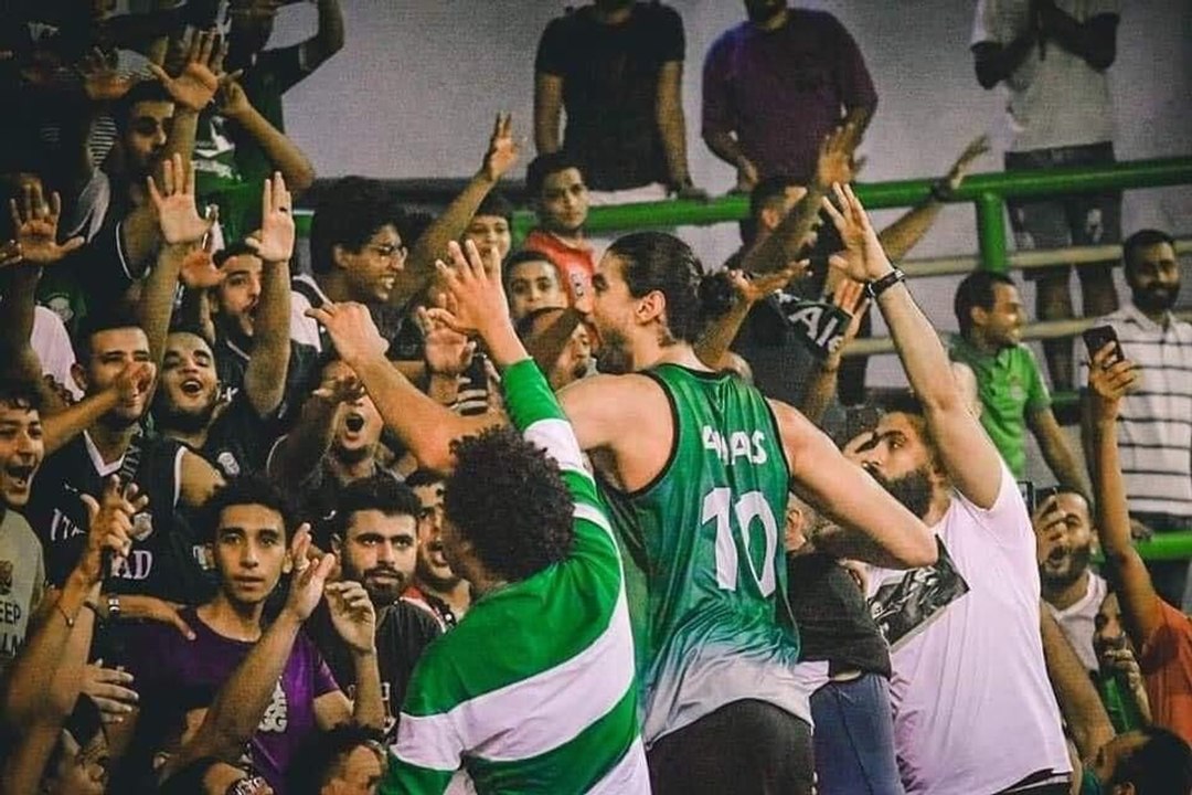 "أنس أسامة يقود المدرجات".. تشجيع جنوني من جماهير الاتحاد قبل سفر الفريق لخوض منافسات البطولة العربية لكرة السلة