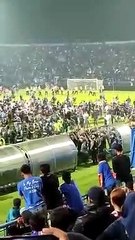 Rusuh pertandingan bola Arema vs Persebaya!!!!