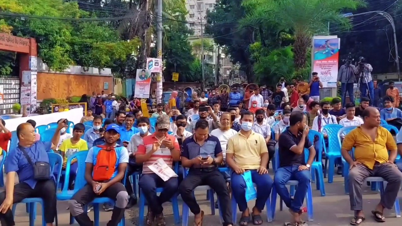 এই যে আমার দেশ আহা এইযে আমার বাড়ি  এই বাংলাদেশের লাইগা আমি জীবন দিতে পারি।