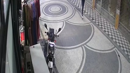 Mağazadan elbise alıp kaçan kedi kameraya yakalandı