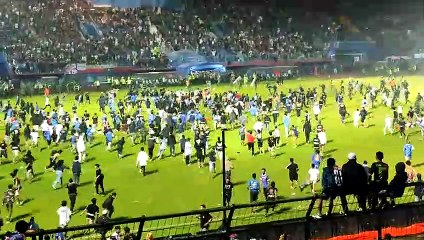 Polis stadyumda biber gazı sıktı: 129 kişi öldü