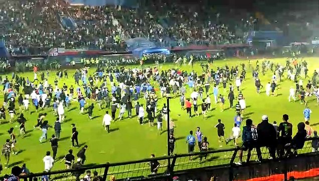 Polis stadyumda biber gazı sıktı: 129 kişi öldü