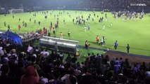 شاهد: 129 قتيلا على الأقل جراء أعمال عنف خلال مباراة لكرة القدم في إندونيسيا