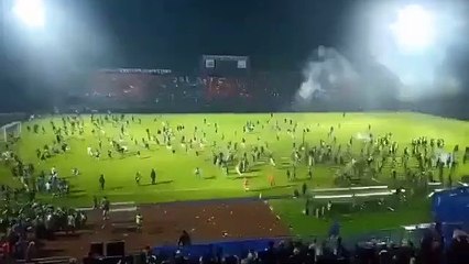 Polis biber gazı sıkınca izdiham oldu: 125 kişi öldü