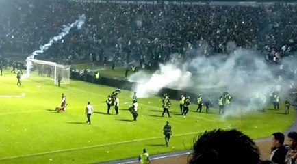 Endonezya’da futbol maçında çıkan izdihamda 129 kişi öldü