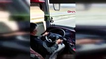 Seyir halindeki otobüsün şoförü ayağa kalkıp dans etti