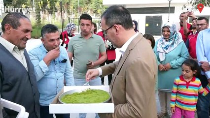 Bakan Kasapoğlu çiçeği burnunda üniversite öğrencilerine baklava ikram etti