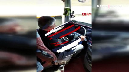 Seyir halindeki otobüste yaptıkları şoke etti! Ayağa kalktı ve...