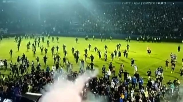 Indonesia, scontri dopo una partita di calcio: decine di morti