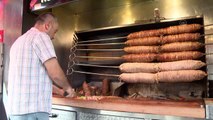 İzmir haberleri! ŞEHİRLERİN LEZZET REKABETİ - İzmir ve İstanbul'un kokoreçteki farkı pişirme tarzı ve içindeki malzemeler