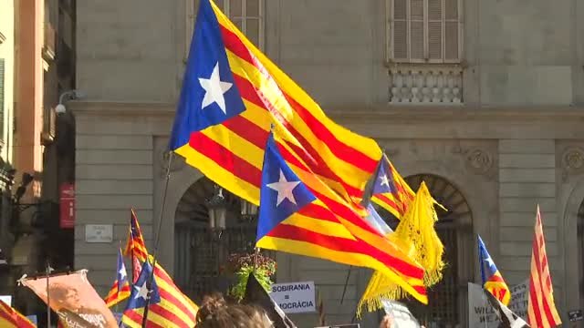La ANC levanta un muro de urnas simbólico por la independencia en el aniversario del 1-O
