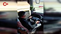 Seyir halindeki otobüsün şoförü ayağa kalkıp dans etti