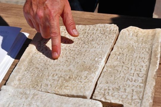 AİGAİ ANTİK KENTİ'NDE BULUNAN 1800 YILLIK YAZITIN SIRRI ORTAYA ÇIKTI