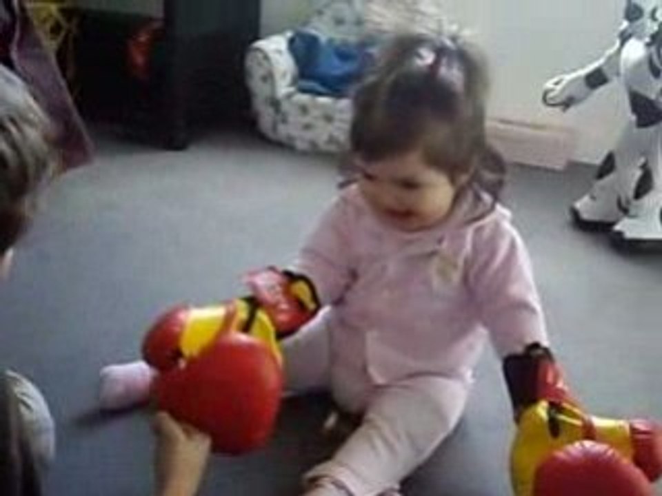 Match de boxe de Yaya (déjà petite elle se defend)  ;)