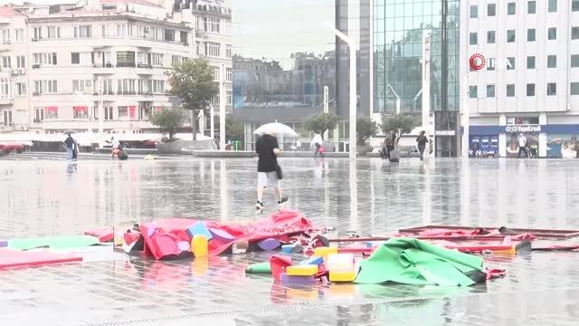 Taksim'de aniden bastıran yağış, vatandaşlara zor anlar yaşattı