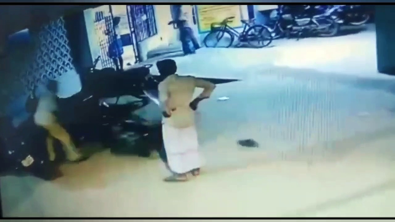 அரசு மருத்துவமனை முன்பு கத்தியால் ஒருவரை ஒருவர் மாறி மாறி குத்திக் கொண்டு தகராறு.. சிசிடிவி காட்சி 