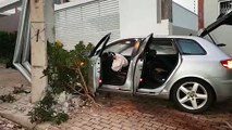 Audi invade calçada, atinge poste e condutor abandona veículo, no Centro