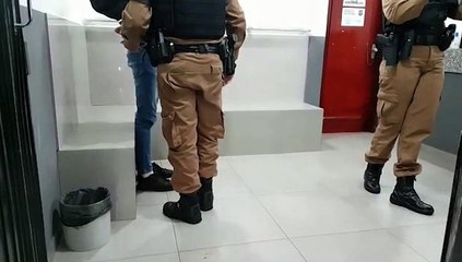 Motociclista fura sinal na frente da Cavalaria e é detido com cocaína, no centro
