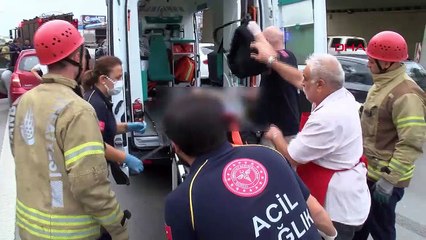 Üst geçitten karayoluna düştü, hafif ticari araç çarptı