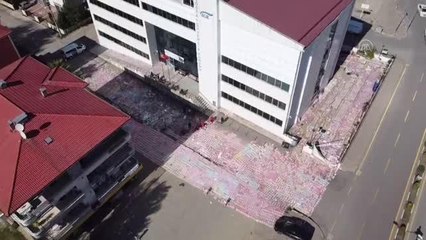 Selde ıslanan SGK arşivindeki dosyalar kurum bahçesinde kurutuluyor