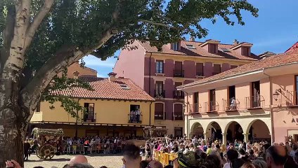 Carros engalanados en la Plaza del Grano