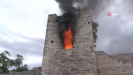 Fatih'te tarihi sur alev alev yandı
