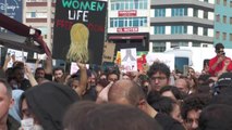 İstanbul'da Kadınlar, İran'da Ahlak Polisi Tarafından Öldürülen Mahsa Amini İçin Eylem Yaptı