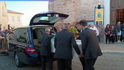 Descargar video: Funerali Noemi Bartolucci, t-shirt nere, rose e palloncini bianchi per l'ultimo saluto. Il video