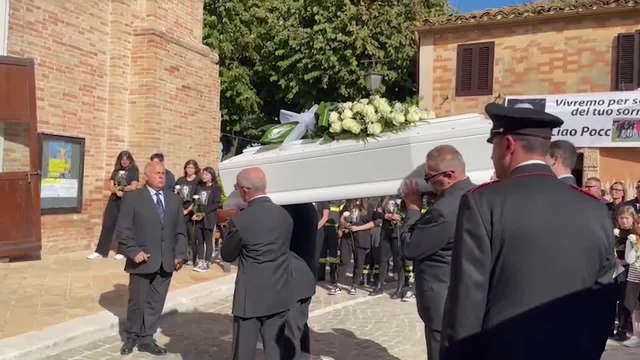 Maltempo Marche, t-shirt nere e rose bianche per Noemi Bartolucci