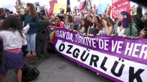 Kadınlar, İranlı Mahsa Amini için Kadıköy'de bir araya geldi