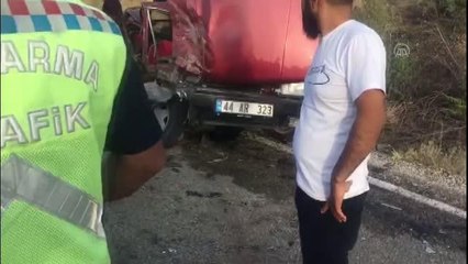 Son dakika haber: Kamyonetle otomobilin çarpışması sonucu 1 kişi öldü, 4 kişi yaralandı