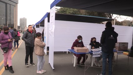 El desinterés por los comicios peruanos deja las mesas electorales vacías