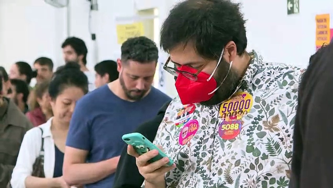 Eleitores enfrentam filas; TSE confirma distribuição de senhas