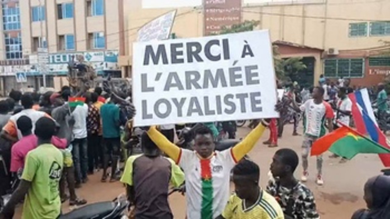 La dimisión del depuesto presidente consolida a los golpistas en Burkina Faso
