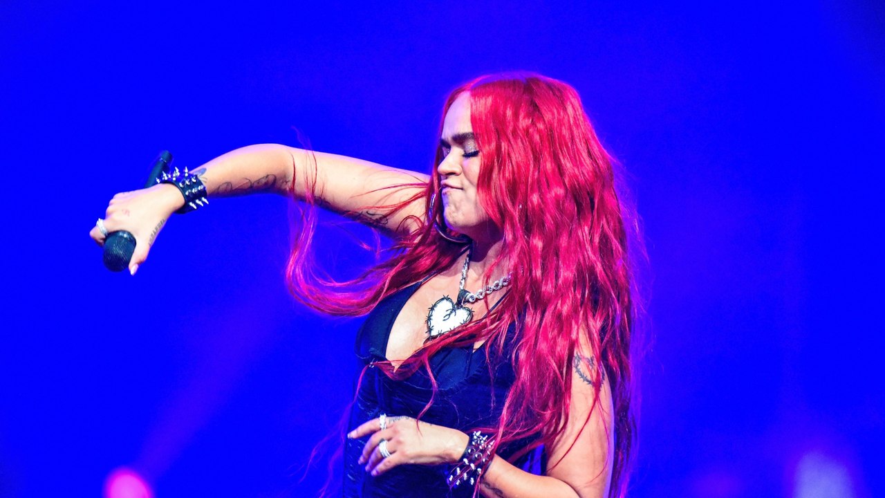 Tierno momento: Karol G invitó a una abuelita para cantar con ella en medio de un concierto