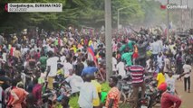 بدون تعليق: الزعيم الشاب الذي قاد الانقلاب العسكري في بوركينا فاسو يسير وسط الجماهير