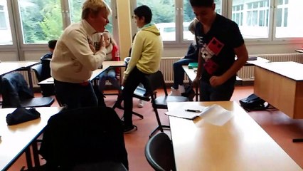 Stuhl fällt in Zeitlupe vom Tisch