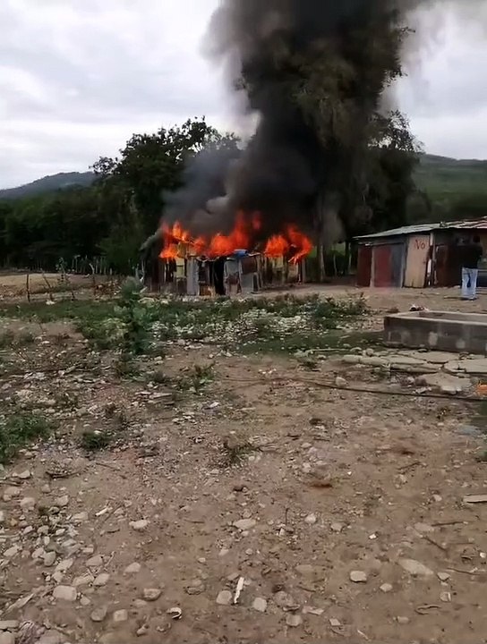 Dominicanos queman casas de haitianos en Puerto Plata tras asesinato del tío de Soto Jiménez