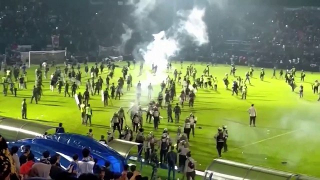 مقتل 127 شخصا في أعمال شغب وتدافع بمباراة كرة قدم في إندونيسيا