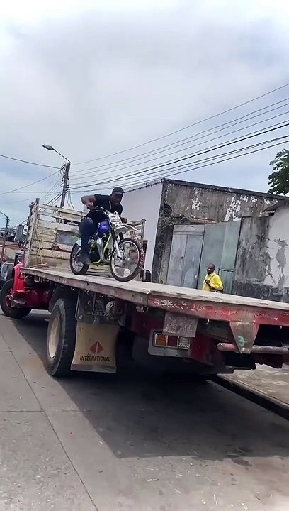 STUNT Biker Motorbike rider fail yamaha dt salto caida