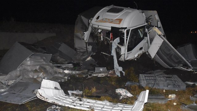 Ters yönde giden traktör ile TIR çarpıştı: 1 ölü, 1 yaralı