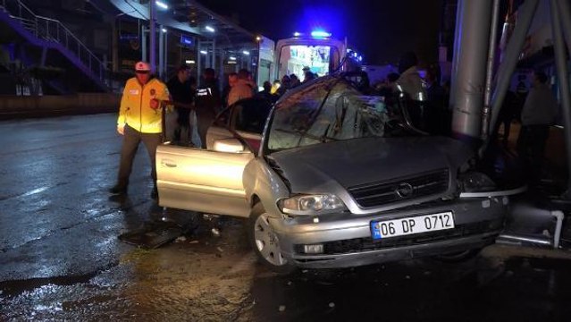 BURSA'DA ÜST GEÇİDİN AYAĞINA ÇARPAN OTOMOBİL HURDAYA DÖNDÜ: 1 YARALI