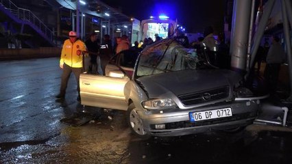 BURSA'DA ÜST GEÇİDİN AYAĞINA ÇARPAN OTOMOBİL HURDAYA DÖNDÜ: 1 YARALI