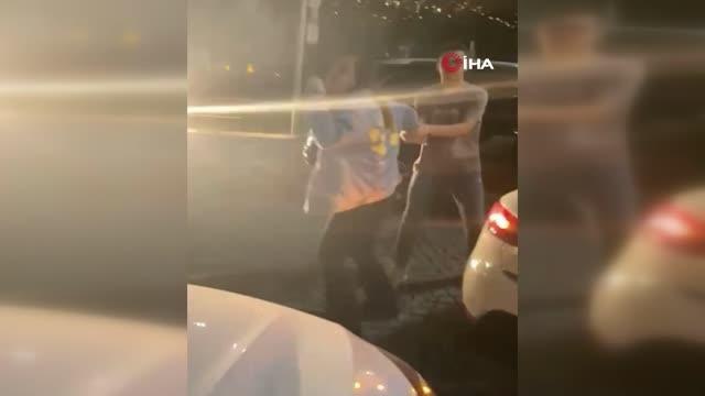 Son dakika haberi: Alkollü kadın sürücü ortalığı birbirine kattı: Polise tekme atıp küfürler savurduğu anlar kamerada