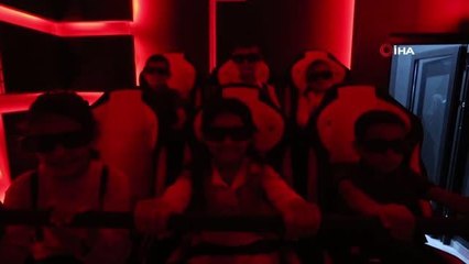 Depremzede çocuklar ilk kez 7D sinemayla tanıştı