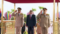 الرئيس السيسي يضع أكاليل الزهور على قبر الجندى المجهول والسادات وعبد الناصر