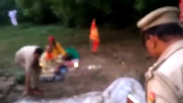 إنقاذ شاب من الدفن حياً بعد أن أقنعه كهنة هندوس أن ذلك سيجلب له المال