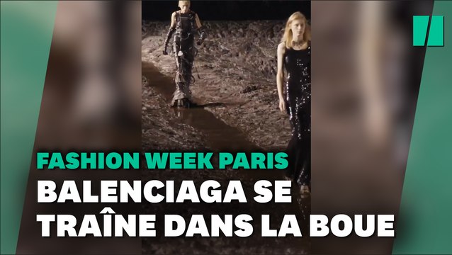 À la Fashion Week de Paris, le défilé Balenciaga a eu lieu dans la boue