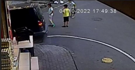 sokakta oynayan çocuklar kazadan saniyelerle kurtuldu... O anlar kamerada