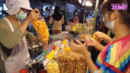 menikmati makanan di pasar ramkhamhaeng di bangkok thailand